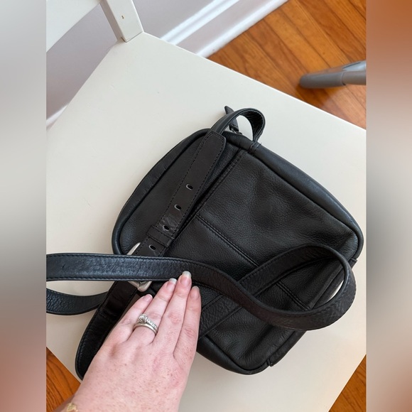 Fossil Vintage Black Leather Adjustable Crossbody - Picture 5 of 8